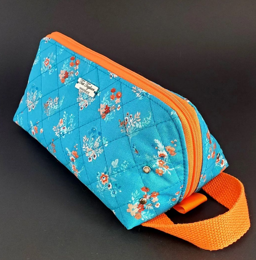 Estojo Necessaire Triangular