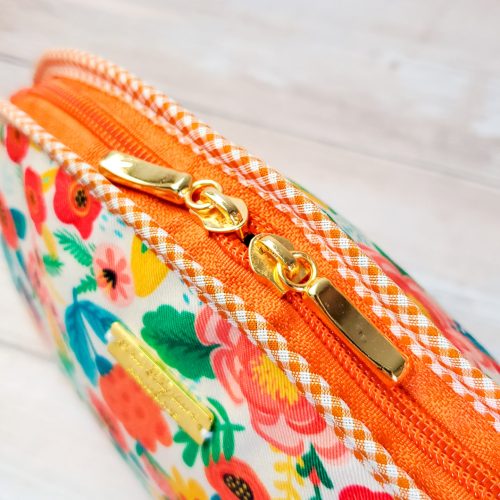 necessaire-arredondada-bolsinhos_04