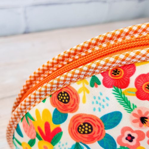 necessaire-arredondada-bolsinhos_05