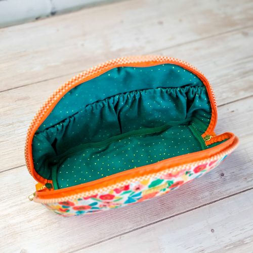 necessaire-arredondada-bolsinhos_06