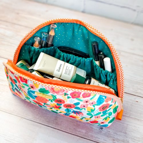 necessaire-arredondada-bolsinhos_07